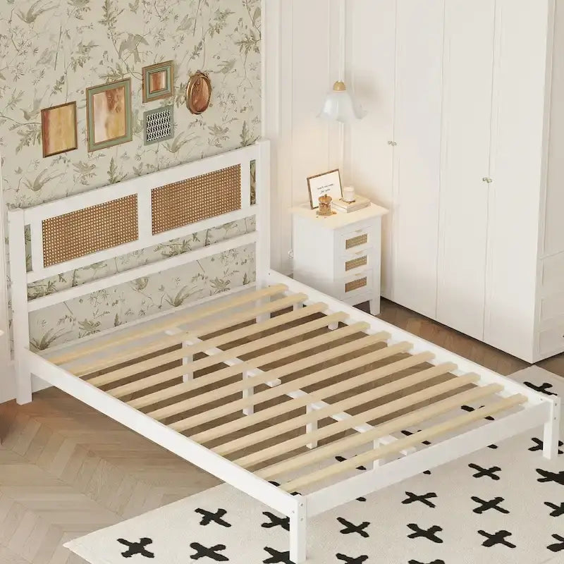 Lit plateforme moderne en bois avec tête de lit en rotin naturel pour chambre à coucher