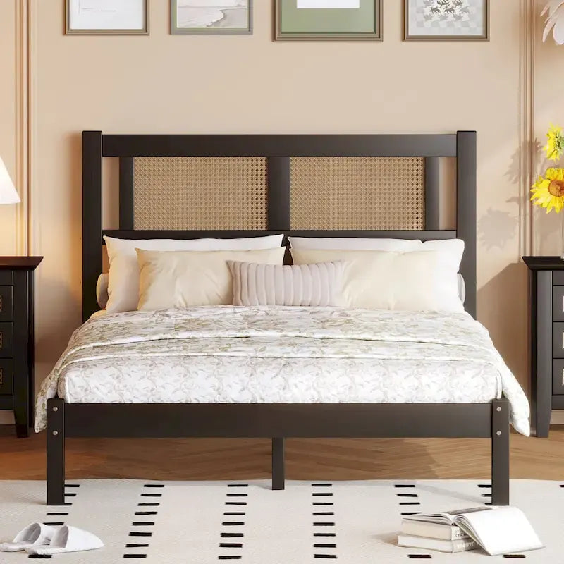 Lit plateforme moderne en bois avec tête de lit en rotin naturel pour chambre à coucher