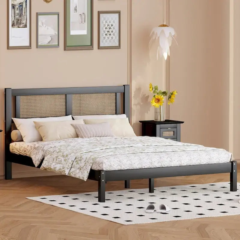 Lit plateforme moderne en bois avec tête de lit en rotin naturel pour chambre à coucher