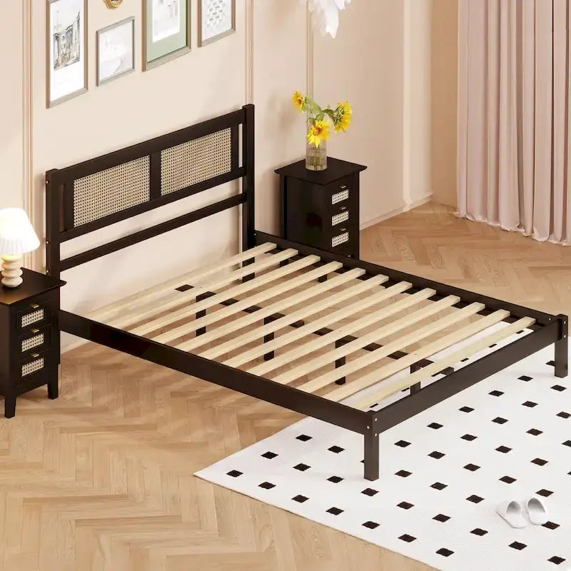 Lit plateforme moderne en bois avec tête de lit en rotin naturel pour chambre à coucher