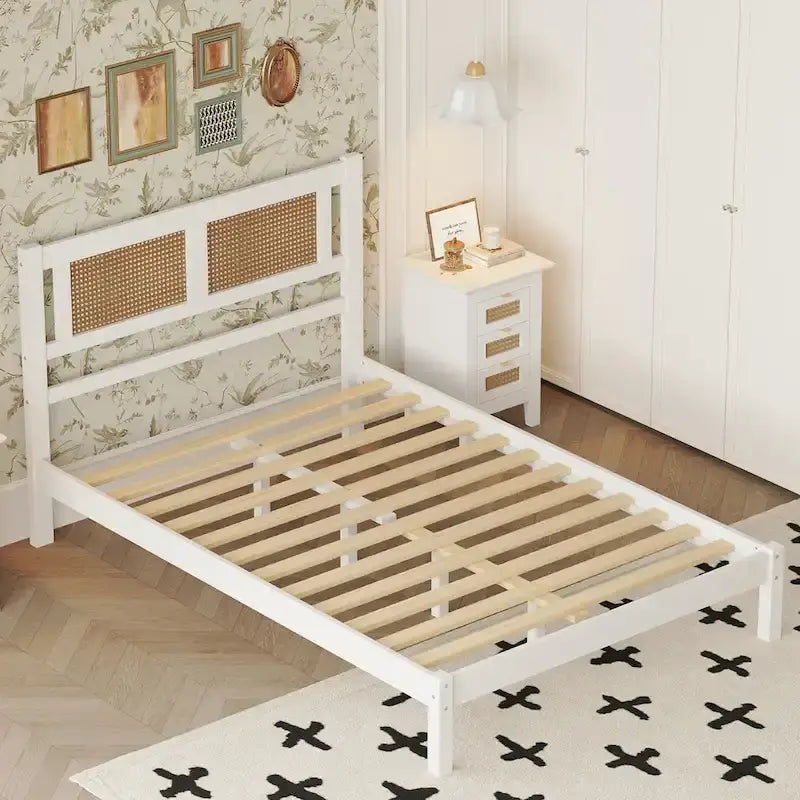 Lit plateforme moderne en bois avec tête de lit en rotin naturel pour chambre à coucher