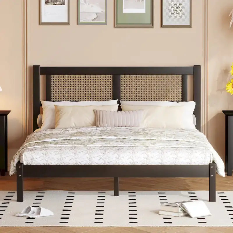 Lit plateforme moderne en bois avec tête de lit en rotin naturel pour chambre à coucher