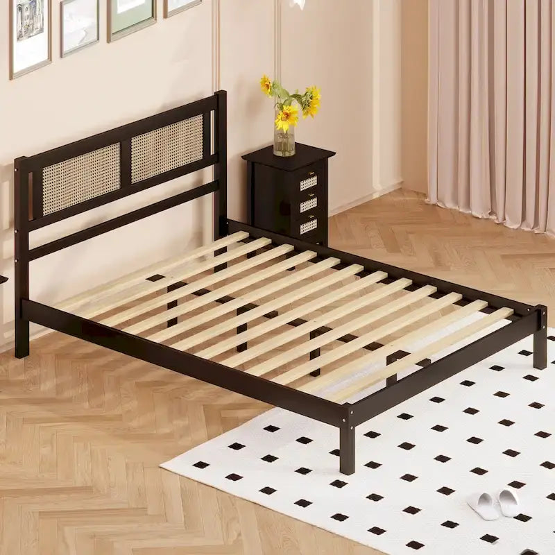 Lit plateforme moderne en bois avec tête de lit en rotin naturel pour chambre à coucher