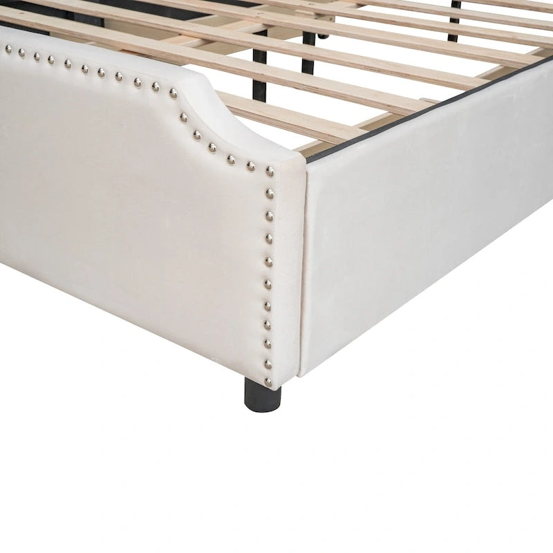 Lit plateforme Velvet Queen avec 4 tiroirs et garniture cloutée